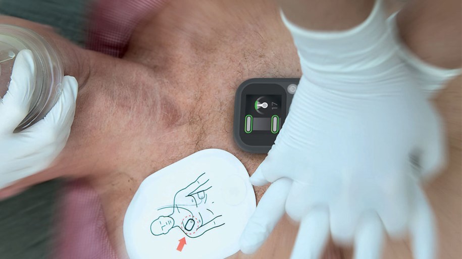 在心肺复苏术反馈装置的帮助下,一名男子正在接受心肺复苏术