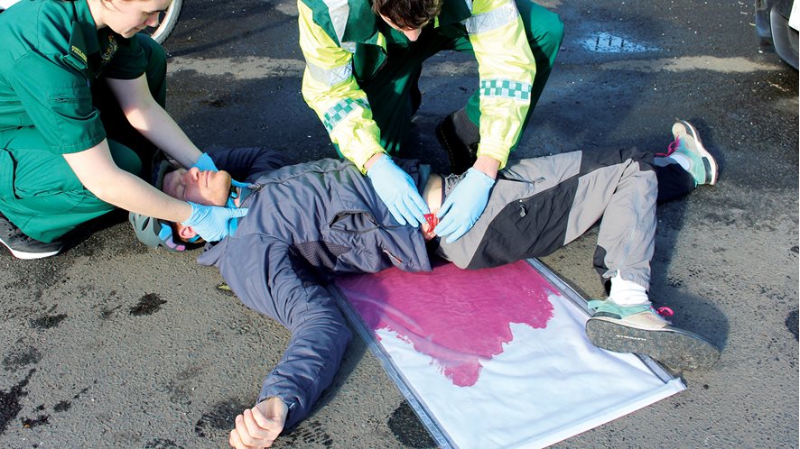 accident_paramedics_03.jpg accident_paramedics_03.jpg
